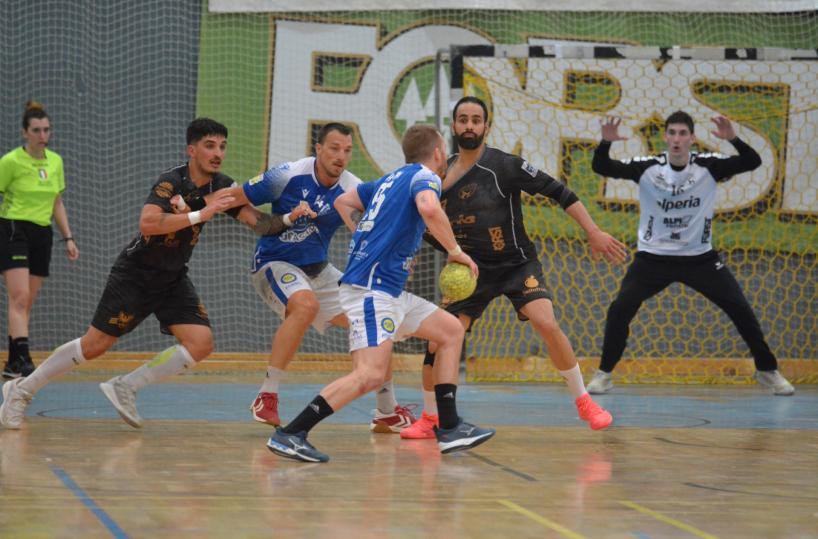 Pallamano, capolavoro Fasano: il pari a Merano vale la finale-scudetto