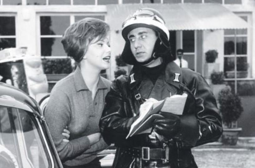 Irresistibile Alberto Sordi nella divisa de «Il vigile» con De Sica e Sylva Koscina