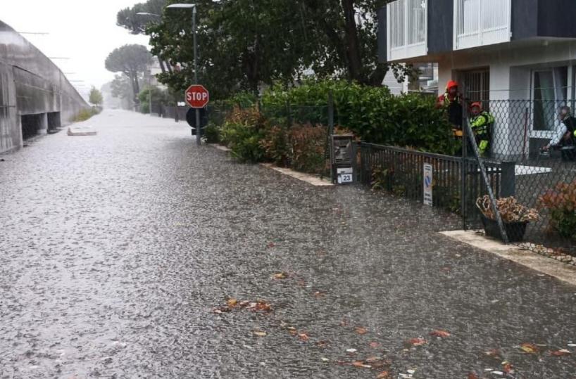 Il maltempo piega i trasporti: sospesi i treni tra Forlì, Rimini e Ravenna. Disagi in tutta Italia, anche in Puglia