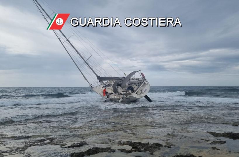 Porto Cesareo, il maltempo fa incagliare due barche sulla scogliera: una viene dalla Calabria