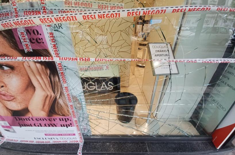 Bari, torna l’incubo spaccate in centro: colpita una profumeria