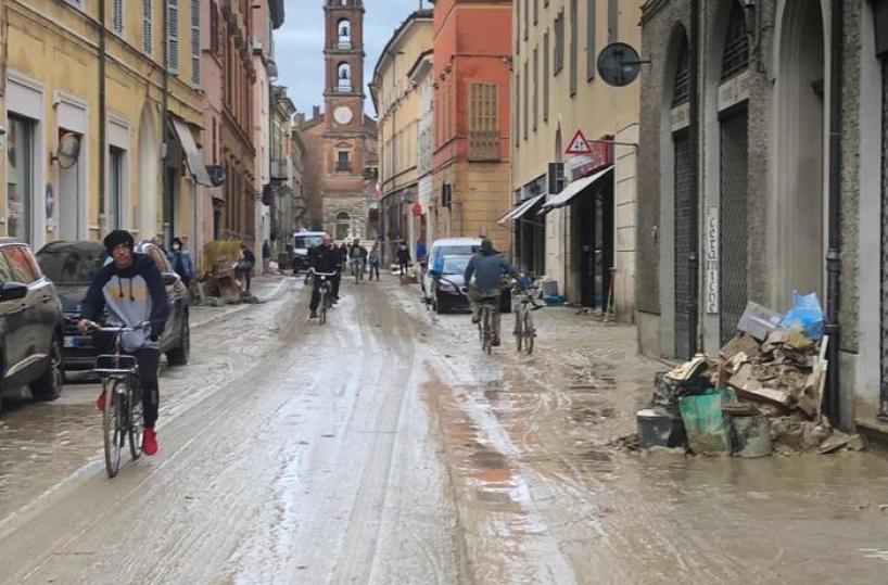 Emilia Romagna ancora allagata: nove vittime, fiumi esondati, centri storici sotto un metro d'acqua. Sarà stato di calamità