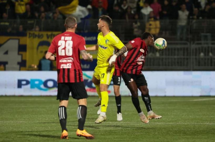 Calcio, vola il Cerignola e crolla il Foggia nel derby playoff