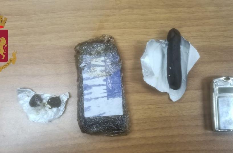 Taranto, arrestato dalla Polizia mentre tenta di disfarsi della droga