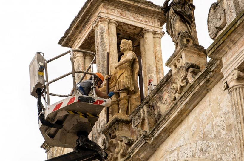 Matera, statua di S.Eustachio torna sulla facciata del Palazzo del Sedile dopo il restauro