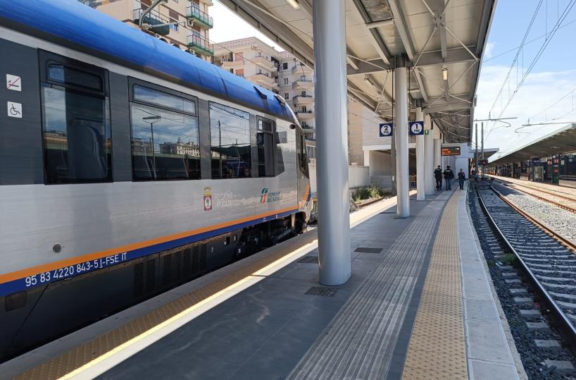 Bari, macchinista trova portafogli pieno sul treno: la Polfer rintraccia la proprietaria 25enne