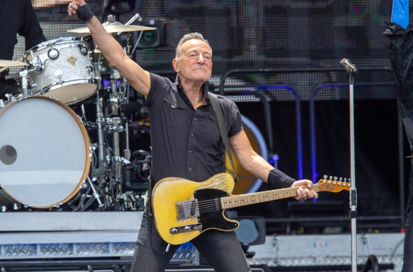 Attorno solo morte e desolazione, e Springsteen sul palco di Ferrara. Che cosa sei diventato, vecchio Bruce?