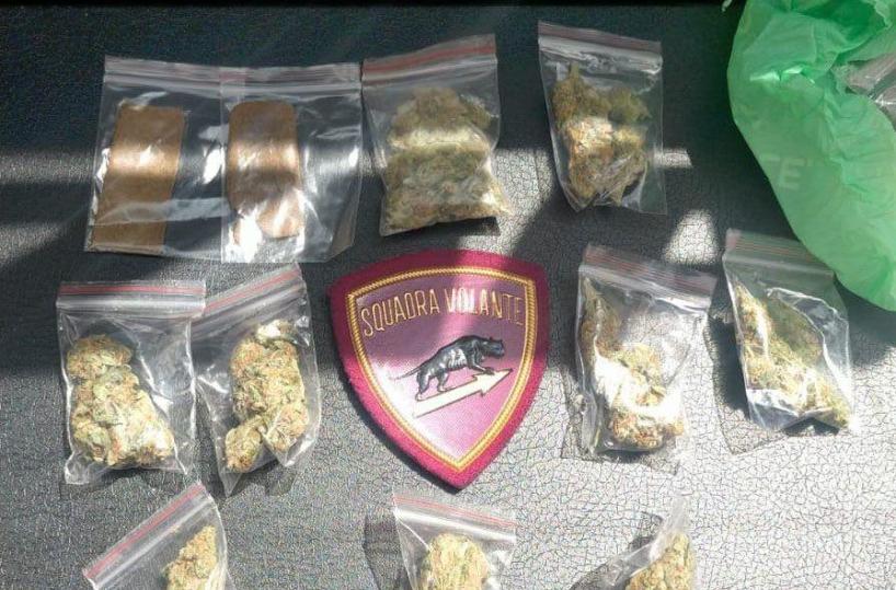 Andria, nel centro storico droga nascosta tra tombini, contatori elettrici e cassonetti