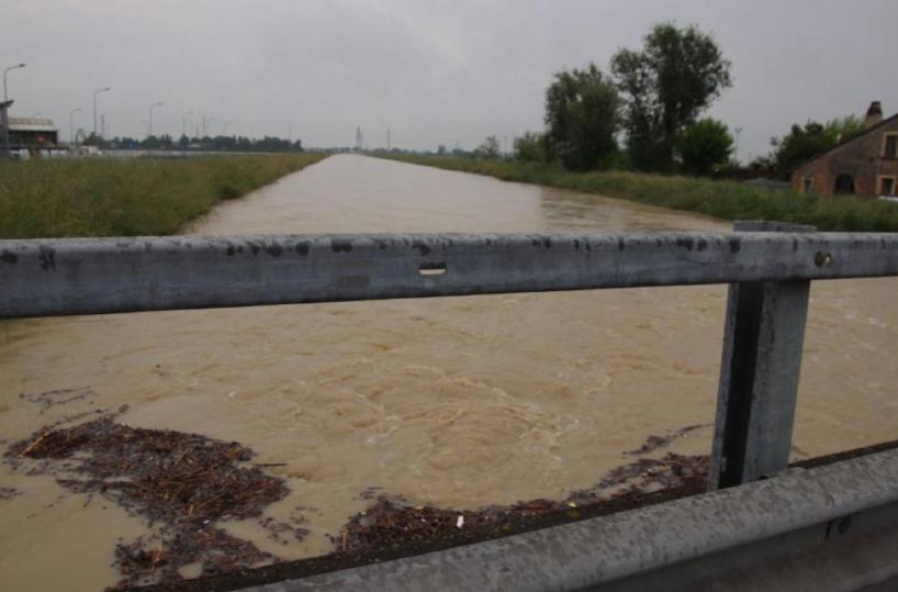 Cade elicottero nel Ravennate impegnato a riparare un guasto del maltempo: 4 feriti