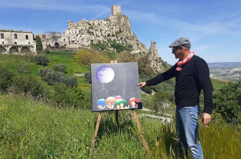 Le sagome - anime di La Casa «vagano» nel paese fantasma