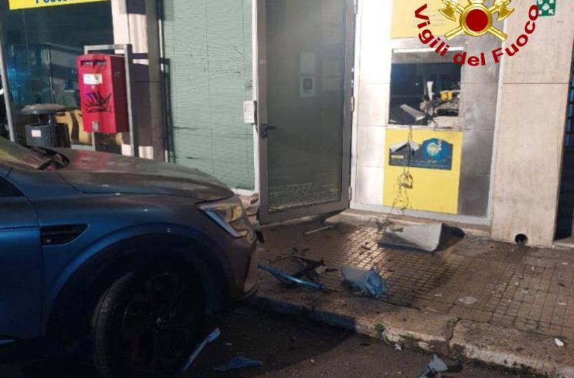 Lecce, bomba  al postamat nella notte, ma la banda finisce agli arresti