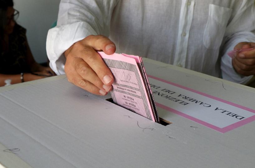 Politica senza appeal, per i più giovani il voto diventa anziano