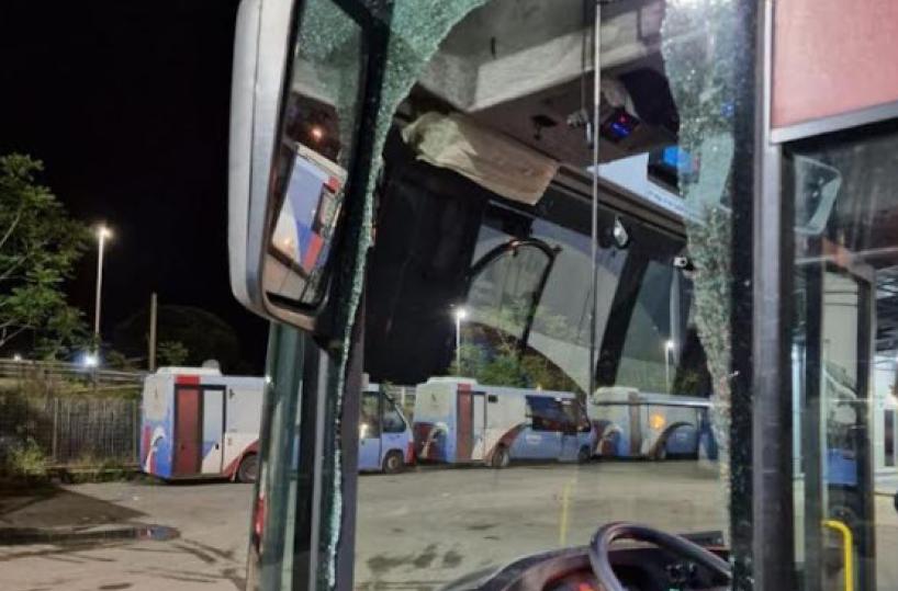 Statte, due pullman presi a sassate: nessun ferito