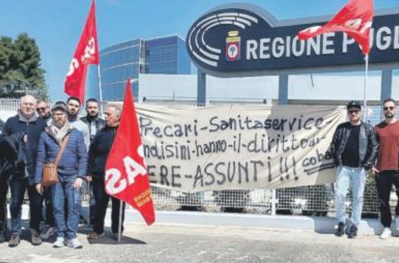 Brindisi, nuovo corteo del Cobas: «È possibile assumere i 65 precari Sanitaservice»