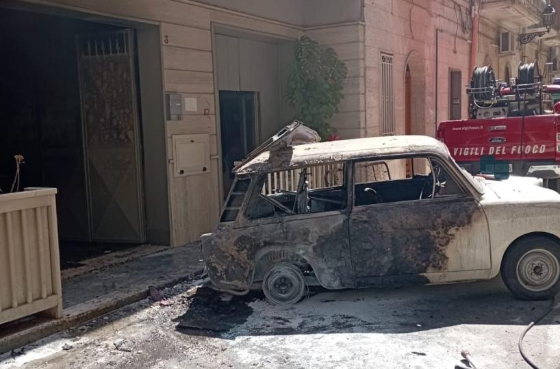 Francavilla Fontana, in fiamme un'automobile all'interno di un garage