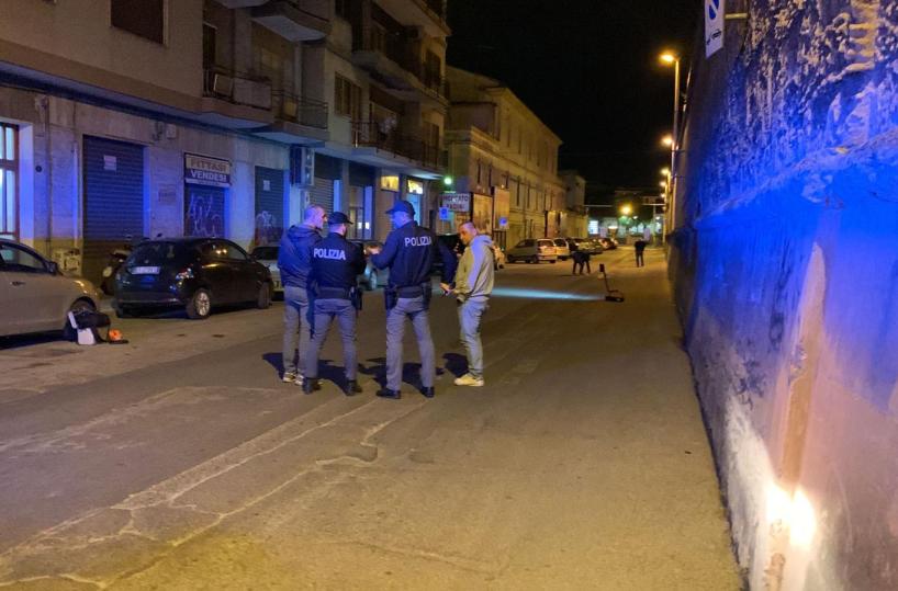Taranto, uomo ucciso con 5 colpi d’arma da fuoco per strada 