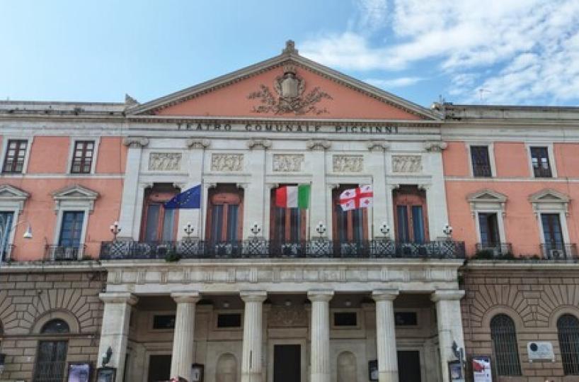 Bari, sul municipio sventola la bandiera della Repubblica  della Georgia