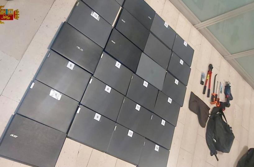 Potenza, restituiti 25 computer rubati in una scuola: è caccia all'autore del furto