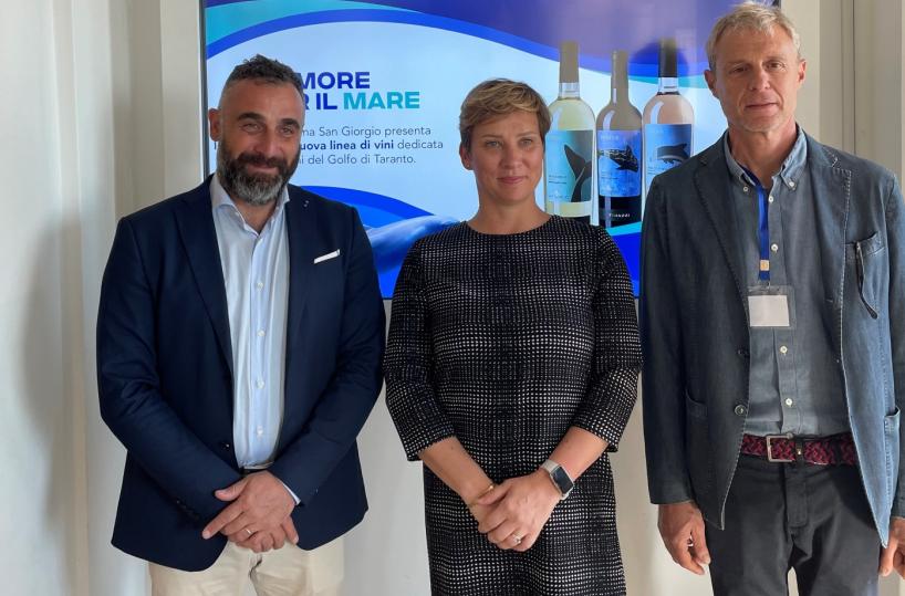 Taranto, delfini e capodogli dello Jonio «firmano» le etichette dei vini