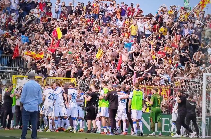 Il Lecce vince a Monza e resta in Serie A: 0-1. Grande festa al Brianteo 