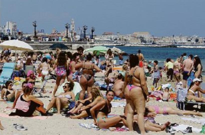Bari, l’estate sta iniziando: spiagge prese d’assalto