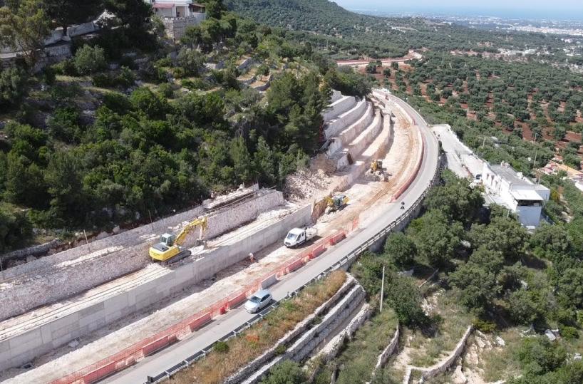 Fasano, scontro tra moto e auto sulla Statale 172 dei trulli: un morto