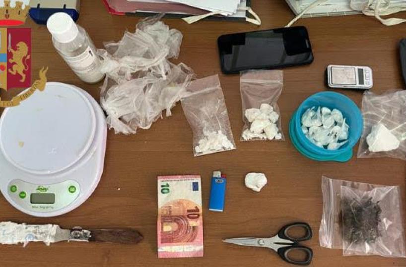 Nardò, fugge a torso nudo seminando cocaina nei campi: 33enne in carcere