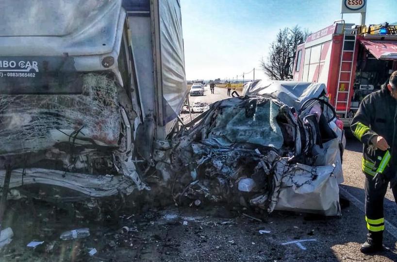 Altamura, scontro tra un’auto e un furgone,  muore uno dei conducenti