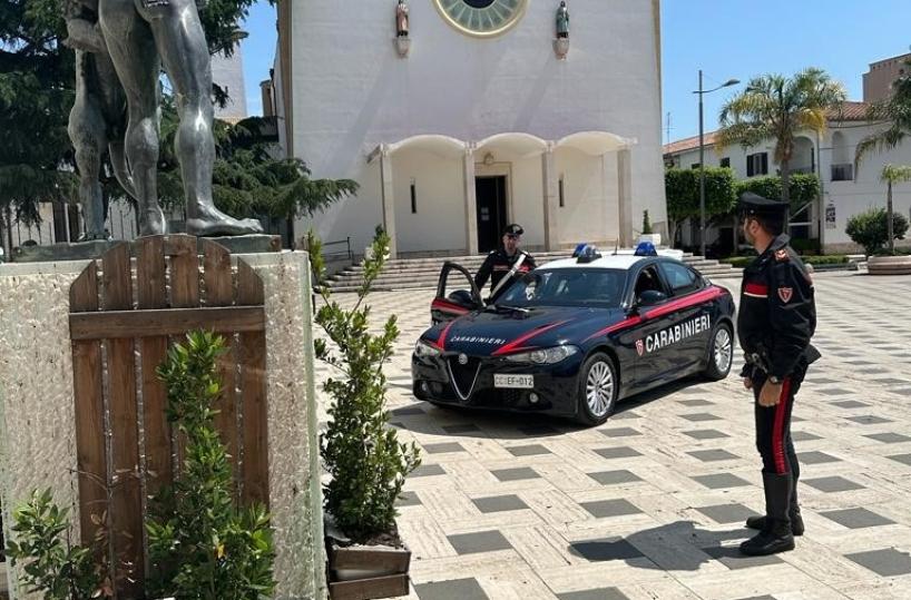 Policoro, urlando frasi sconnesse aggredisce la madre disabile: l'intervento dei Carabinieri scongiura il peggio 