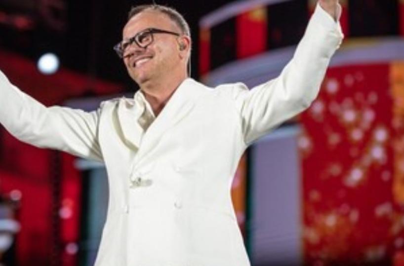 La grande festa di Gigi D’Alessio con Antonacci, Elodie, Tananai e il Napoli di De Laurentiis