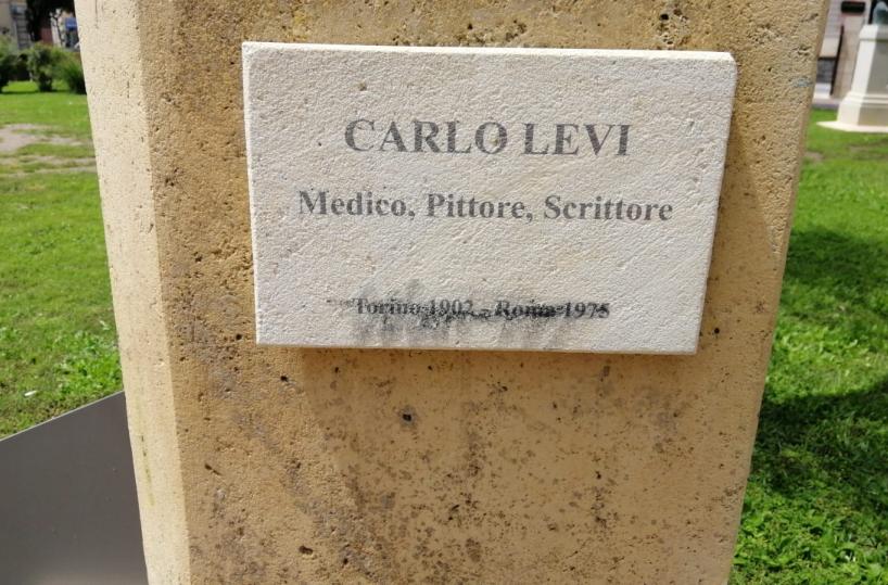 I vandali tornano in azione di notte nella villa comunale di Matera:
