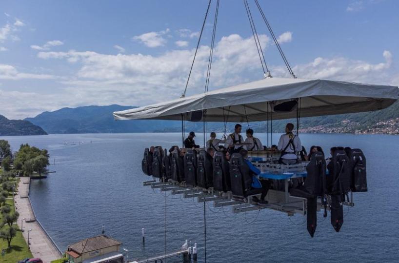 Dinner in the sky arriva a Bari dal 21 al 25 giugno: il ristorante sospeso a 50 metri di altezza