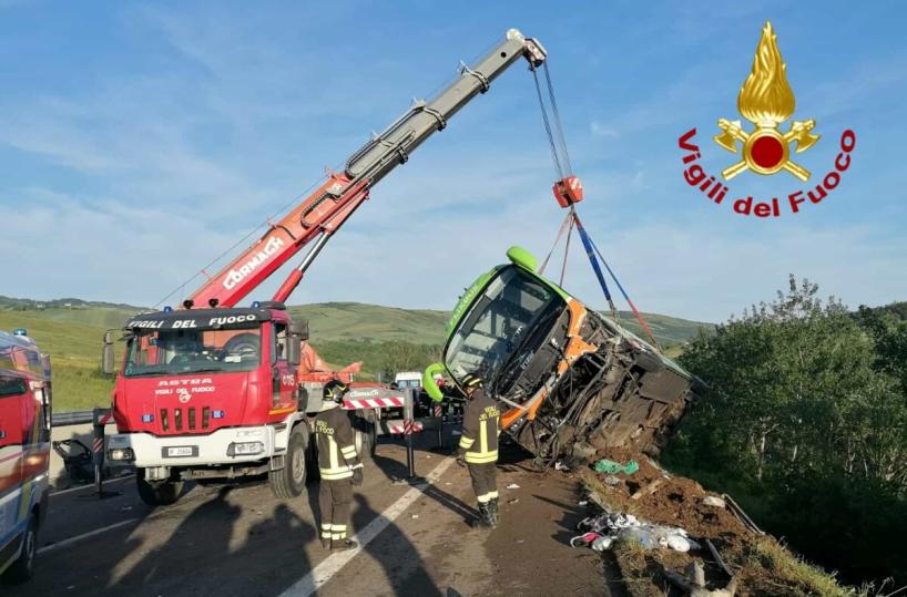 Il Flixbus partito da Lecce finisce nella scarpata dopo l'incidente: un morto e decine di feriti