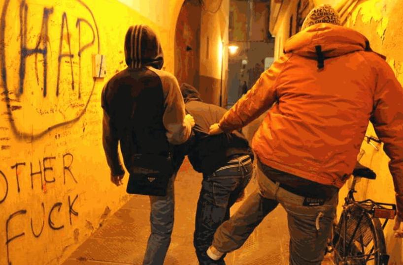 Reagisce al furto della bici: 16enne ferito a coltellate da coetanei a Triggiano