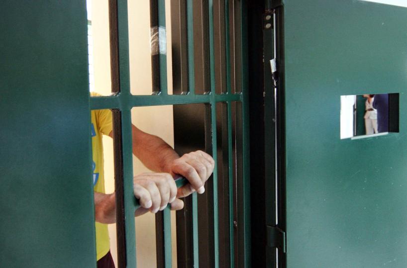 Brindisi, tentano con un pacco «volante» di far entrare in carcere telefonini e droga