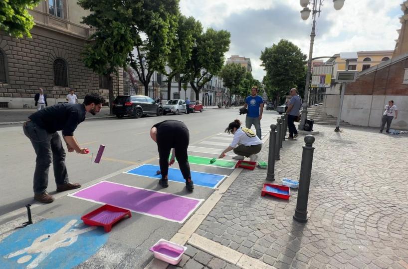 Foggia Pride, così le strisce pedonali diventano arcobaleno davanti al Comune