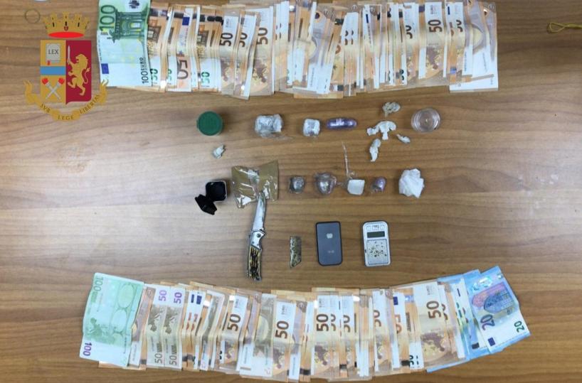 Spaccia davanti ad un circolo privato di Taranto: arrestato dalla polizia