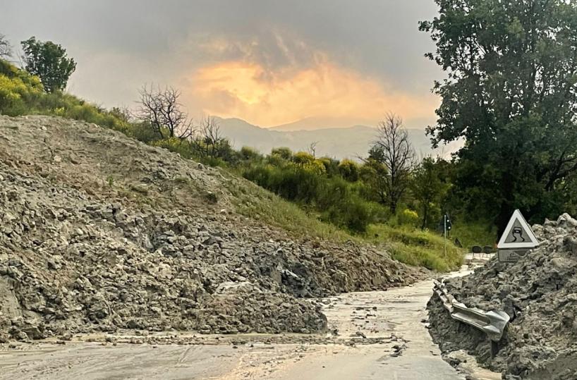 Pietrapertosa ostaggio di fango e detriti, la strada di accesso divorata da una frana