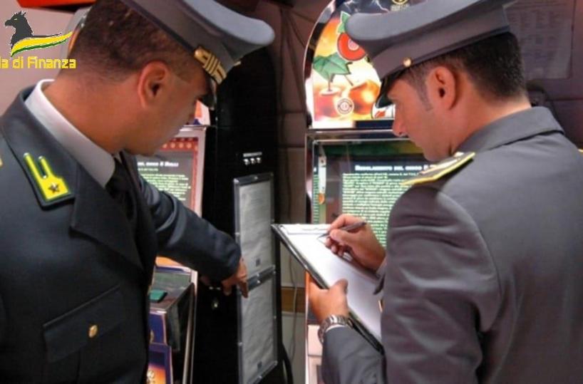 Taranto, stretta della Finanza contro il gioco illegale: sequestrate 11 slot
