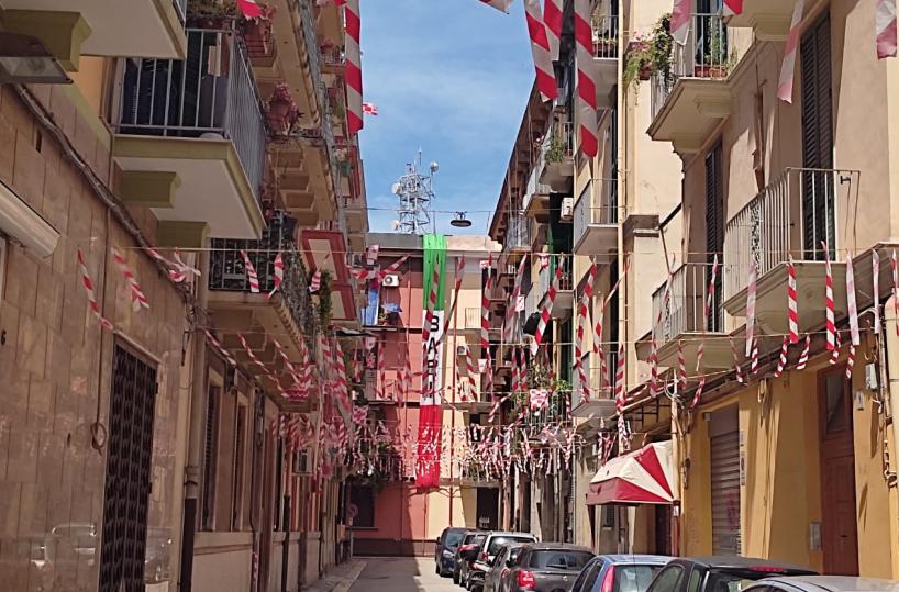 Bari nel pallone per la Bari, la città si veste biancorosso