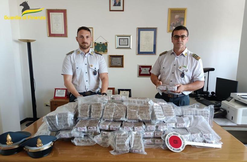 Bari, in macchina 95 chili di hashish: arrestato. Avrebbero fruttato 1 milione di euro