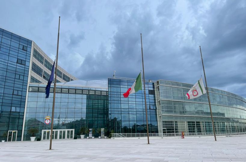 Bari, bandiere a mezz'asta al consiglio regionale per i funerali di Berlusconi