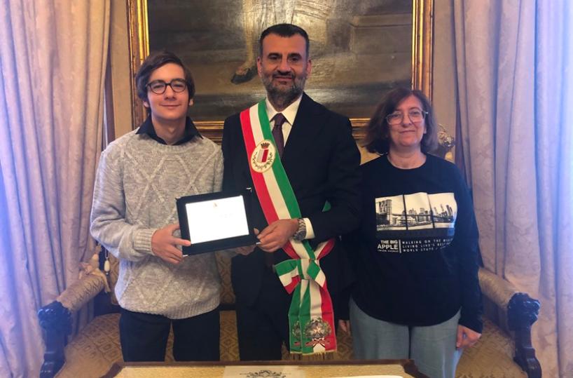 Bari, sindaco Decaro consegna targa a Samuel Stripoli, 14enne campione italiano di calcolo mentale