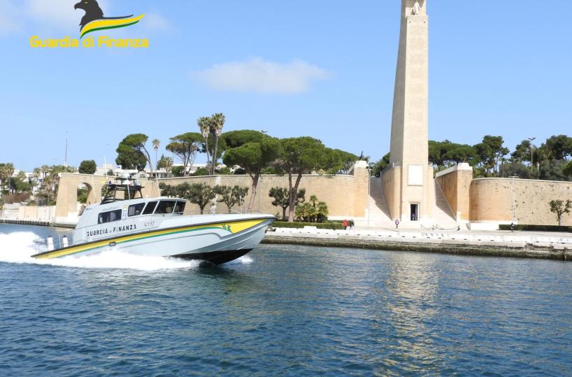 Si tuffa dalla barca e si sente male: 44enne soccorso al largo di Costa Merlata