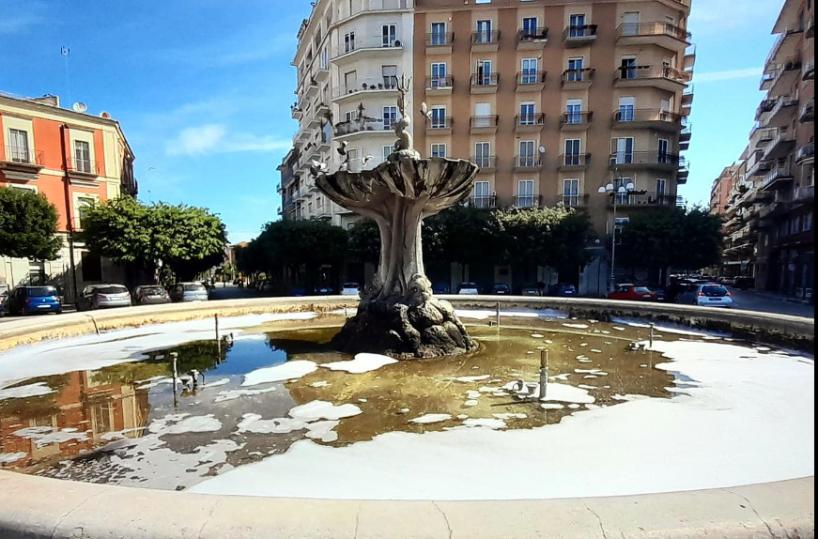 Schiuma nella fontana a Barletta, 4 giovanissimi dal sindaco per scusarsi: «Siamo stati noi»