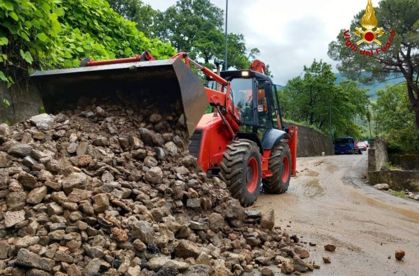 Maratea, 30 persone bloccate in un hotel dopo frana: strada inagibile, evacuati
