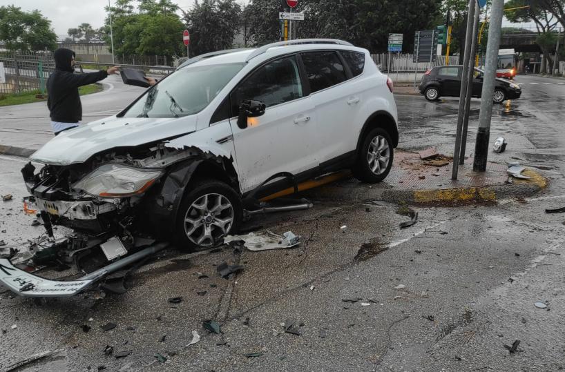 Bari, auto si schianta contro semaforo e segnali stradali: 3 feriti