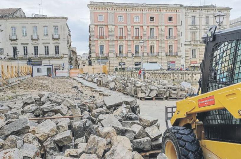 Lecce, lavori-lumaca: proteste in piazza Sant’Oronzo
