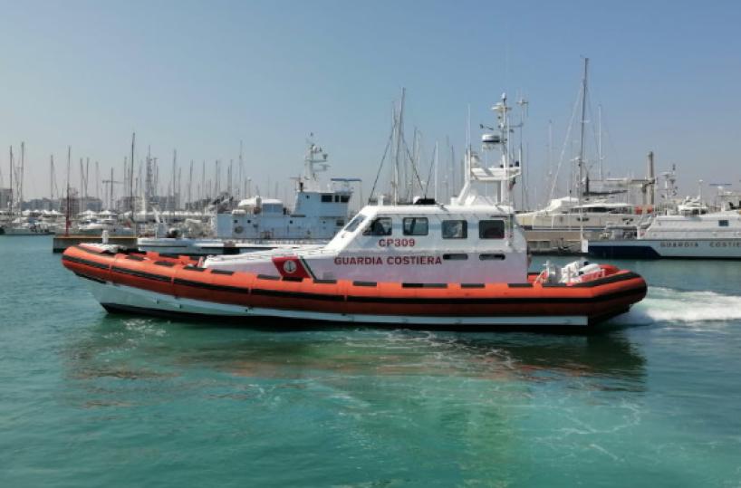 Bari, 82enne in difficoltà in barca per il vento: salvato nella notte dalla Guardia Costiera