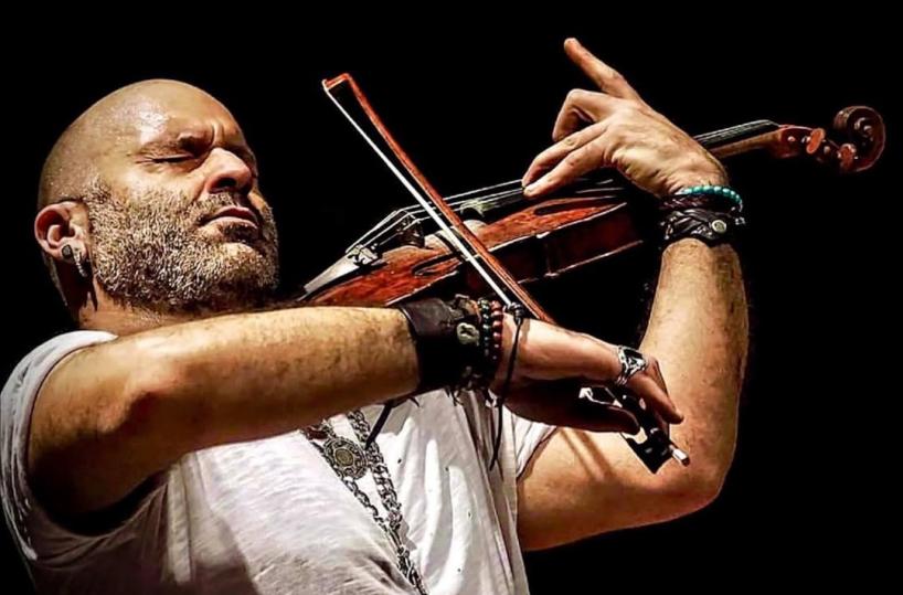 Il violino rock di Alessandro Quarta nella basilica di San Nicola per «Le due Bari»